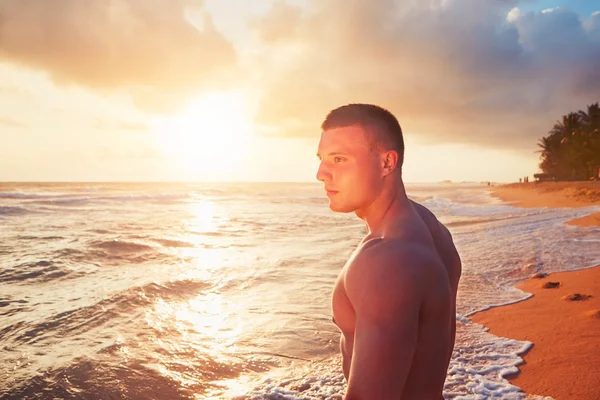 Athletic man on the tropical beach — Stock Photo, Image