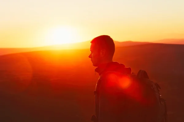 Viaggiatore al tramonto — Foto Stock