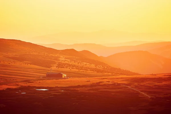 Montanhas no pôr-do-sol incrível — Fotografia de Stock