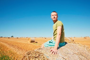 Mısır tarlası üzerinde genç adam