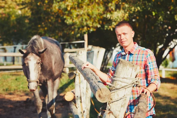 Man met paard — Stockfoto