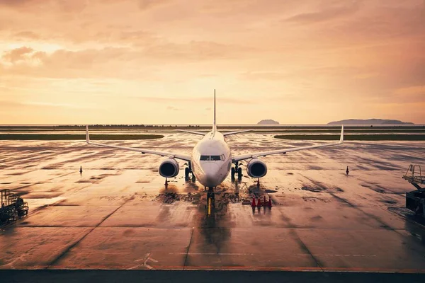 Čekající Letadlo Letišti Proti Obloze Během Zlaté Hodiny — Stock fotografie