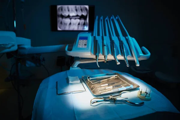 Cirugía Dental Moderna Herramientas Médicas Bandeja Contra Rayos Dientes Consultorio —  Fotos de Stock