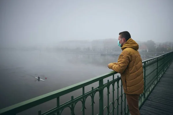 Köprüde Sisli Şehirde Maskeli Yalnız Bir Adam Yeni Normal Koronavirüs — Stok fotoğraf