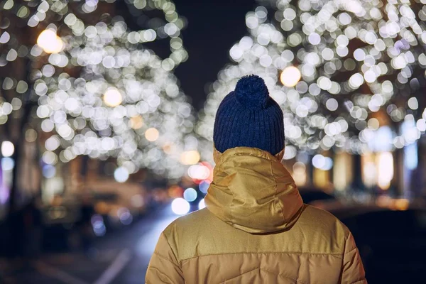 Vacaciones Navidad Ciudad Vista Trasera Del Joven Contra Calle Iluminada — Foto de Stock