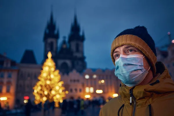 Prag Noel Ağacına Karşı Yüz Maskeli Genç Bir Adam Noel — Stok fotoğraf