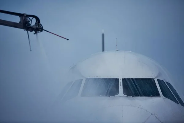 机场冬季寒冷的一天 飞行前的飞机除冰 — 图库照片
