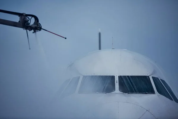 Winterlicher Frosttag Flughafen Enteisung Des Flugzeugs Vor Dem Flug — Stockfoto