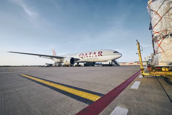 捷克共和国布拉格 2020年8月13日 卡塔尔航空公司波音777F货机于2020年8月13日在捷克共和国布拉格Vaclav Havel机场起飞 — 图库照片