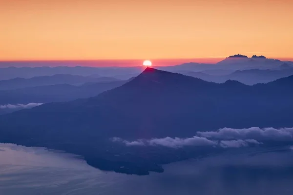 美丽的日出时分 湖山映衬着多愁善感的天空 瑞士卢塞恩 — 图库照片