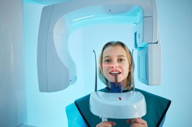 Modern diş cerrahı. Klinikte diş röntgeni çektiren bir kız.. 