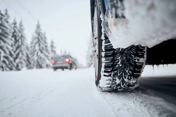 Vista Ravvicinata Pneumatico Auto Strada Coperta Neve Ghiacciata Temi Sicurezza — Foto Stock