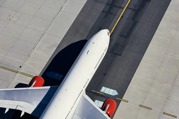 Havaalanındaki Uçağın Havadan Görüntüsü Uçak Kalkmadan Önce Piste Iniyor — Stok fotoğraf