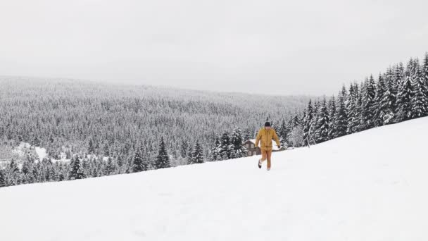Молодой Человек Гуляет Своей Веселой Собакой Снегу Владелец Домашнего Животного — стоковое видео