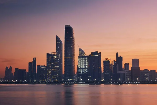 Városi Felhőkarcolók Gyönyörű Hajnalban Cityscape Abu Dhabi Egyesült Arab Emírségek — Stock Fotó