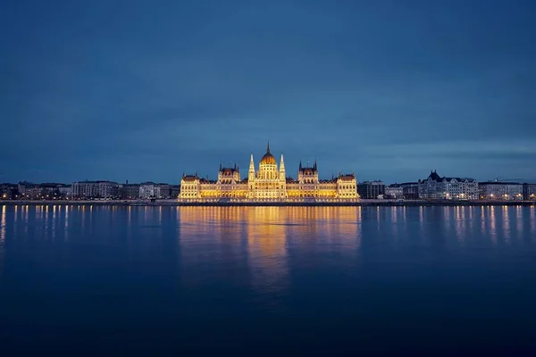 Refleksja Nad Oświetlonym Budynkiem Węgierskiego Parlamentu Nad Dunajem Węgierska Panorama — Zdjęcie stockowe