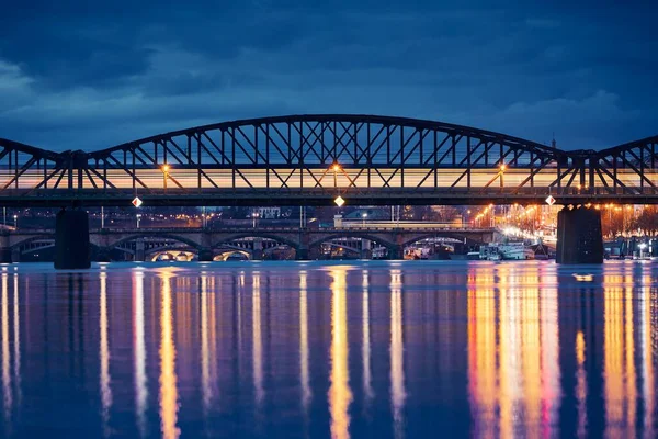 Passagierstrein Passeert Spoorwegbrug Tegen Stad Stadsgezicht Van Praag Nachts Tsjechië — Stockfoto