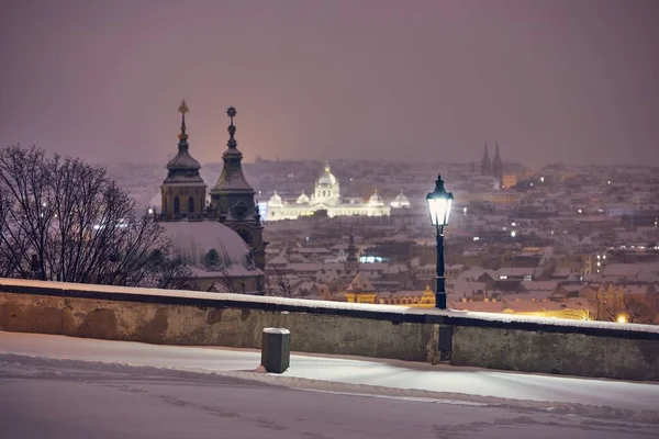 Uitzicht Verlichte Straat Tegen Besneeuwde Stad Nachts Stadsgezicht Van Praag — Stockfoto