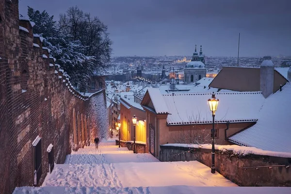 Krajobraz Pragi Zimą Samotny Mężczyzna Niewyraźnym Ruchu Spacerujący Schodach Przeciwko — Zdjęcie stockowe