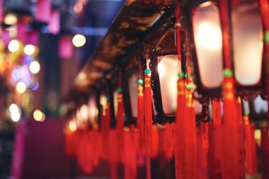 Geleneksel Çin fenerlerine kutsanmış seçici bir şekilde odaklan. Man Mo Tapınağı, Hong Kong 