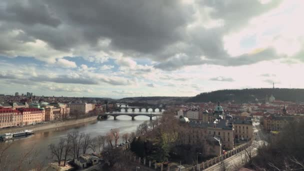 Miejska Panorama Mostami Czas Upływu Chmur Nad Pragą Wietrzny Dzień — Wideo stockowe