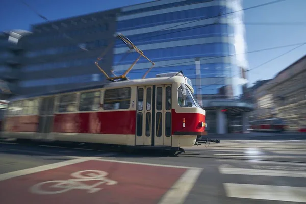 Трамвай Общественного Транспорта Размытом Движении Против Перекрестка Повседневная Жизнь Городе — стоковое фото