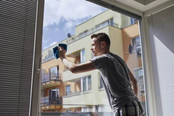 Pria Membersihkan Jendela Dengan Kain Rumah Tema Pekerjaan Rumah Tangga — Stok Foto