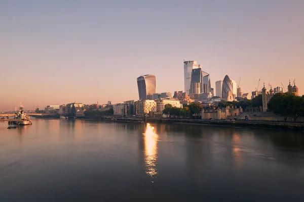 与摩天大楼相对照的泰晤士河河岸景观 伦敦城市的天际线在黎明时分 联合王国 — 图库照片