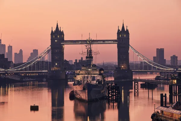 Uitzicht Tower Bridge Tegen Wolkenkrabbers Urban Skyline London Morning Light — Stockfoto