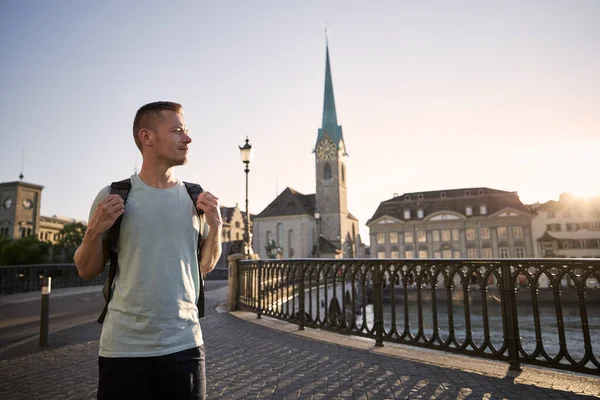 Muž Kráčející Proti Městu Při Krásném Západu Slunce Curych Švýcarsko — Stock fotografie