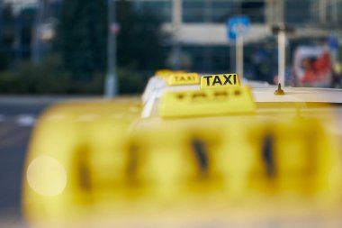 Çatıdaki taksi işaretine odaklan. Şehir caddesinde yolcu bekleyen araba.. 