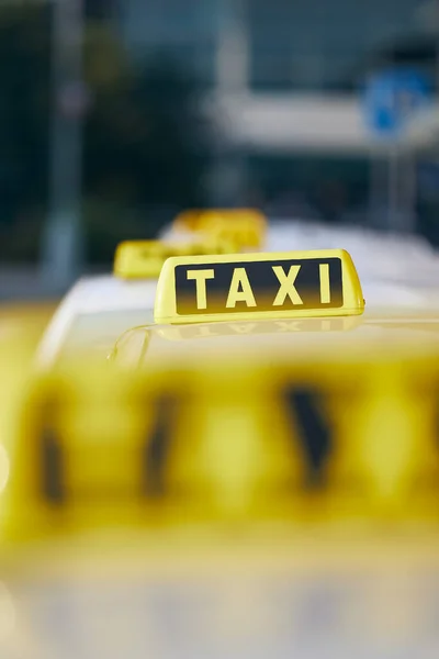 Szelektív Összpontosítani Taxi Jel Tetőn Autó Várja Utasokat Város Utcájában — Stock Fotó