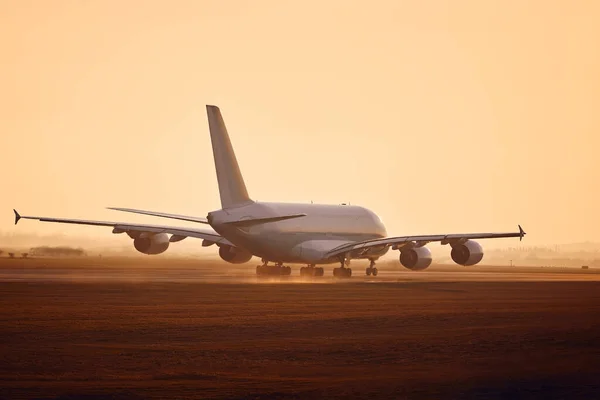 Avião Enorme Decolando Pista Aeroporto Pôr Sol Dourado — Fotografia de Stock