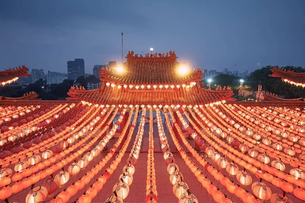 Traditionella Kinesiska Röda Lyktor Thean Hou Temple Mot Urbana Skyline — Stockfoto