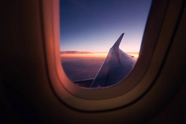 Schöner Blick Aus Dem Flugzeugfenster Während Des Fluges Bei Buntem — Stockfoto