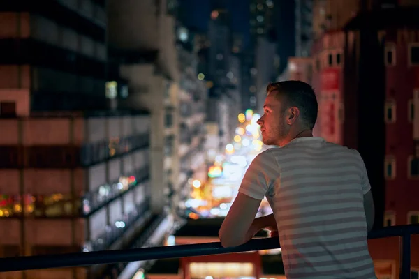 Junger Mann Genießt Den Blick Auf Die Stadt Vom Balkon — Stockfoto