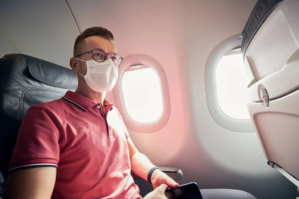 飛行機の中で保護面を持つ乗客の肖像画 パンデミックの間に新しい正常な個人的な保護の中を移動するテーマ Covid — ストック写真