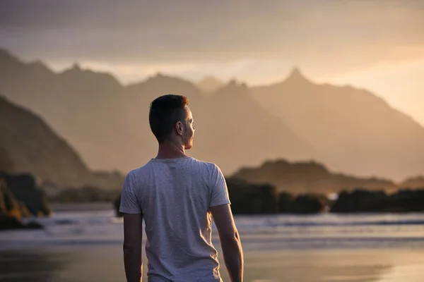 Visão Traseira Homem Pensativo Praia Aganinst Penhasco Pôr Sol Dourado — Fotografia de Stock