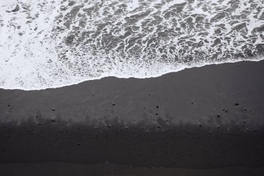 Siyah kumsalda fotokopi alanı olan dalgalar. Tenerife 'de güzellik var. Kanarya Adaları, İspanya
