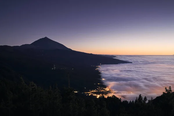 Landschaft Mit Dem Vulkan Pico Teide Über Wolken Der Abenddämmerung — Stockfoto