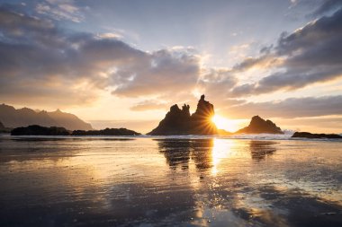 Benijo sahilinin güzel günbatımında gökyüzüne karşı manzarası. Tenerife, Kanarya Adaları, İspanya.