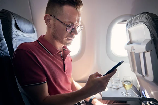 Молодой Человек Использует Мобильный Телефон Самолете Пассажир Наслаждается Перелетом Подключением — стоковое фото