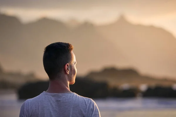 Retrato Homem Pensativo Praia Aganinst Penhasco Pôr Sol Dourado Tenerife — Fotografia de Stock