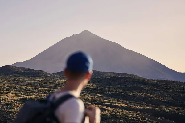 Viaggiatore Contro Paesaggio Con Pico Teide Tramonto Giovanotto Con Zaino — Foto Stock