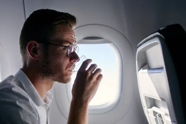 Porträt Des Passagiers Während Des Fluges Junger Mann Trinkt Wasser — Stockfoto