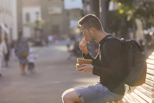 Homme Avec Sac Dos Manger Nourriture Rue Dans Ville Historique — Photo