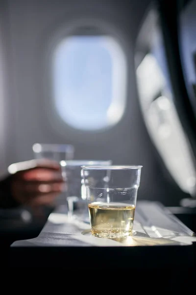 Einwegbecher Mit Getränken Wasser Und Wein Auf Dem Tisch Vor — Stockfoto