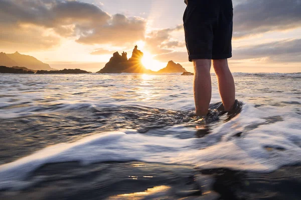 Niedrige Abschnitt Des Menschen Während Der Entspannung Ozean Malerischer Blick — Stockfoto