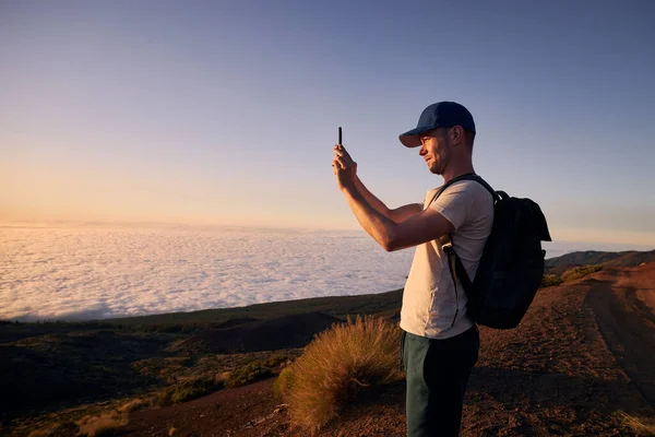 Konzentrierter Mann Fotografiert Landschaft Über Wolken Touristen Genießen Den Wunderschönen — Stockfoto
