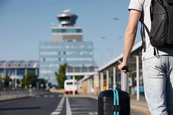 Pasajeros Caminando Desde Estación Autobuses Hasta Terminal Del Aeropuerto Enfoque — Foto de Stock